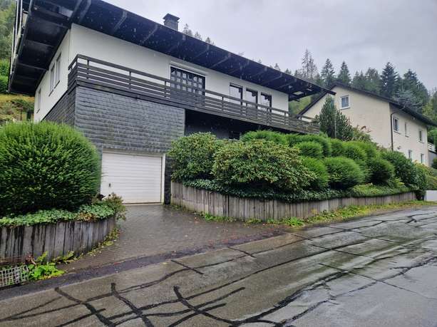 Großes Einfamilienhaus in zentraler & ruhiger Lage von Lennestadt-Altenhundem in 57368 Lennestadt-Altenhundem von Hundem-Lenne-Immobilien GmbH